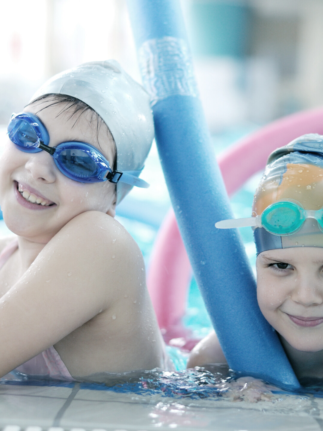 Nuoto baby è un corso di ambientamento in acqua per bambini progettato per introdurre i bambini piccoli all’acqua in modo sicuro e divertente