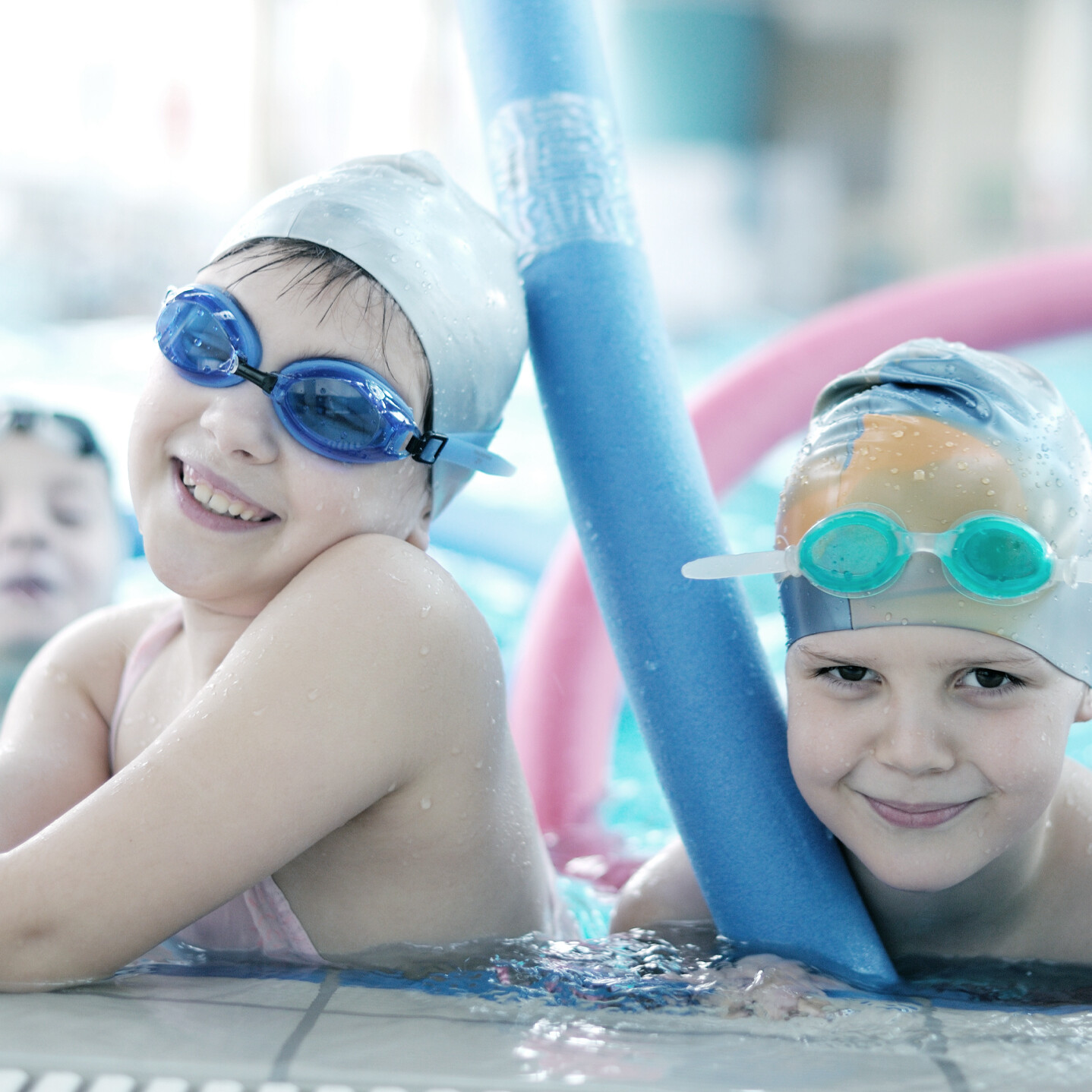 Nuoto baby è un corso di ambientamento in acqua per bambini progettato per introdurre i bambini piccoli all’acqua in modo sicuro e divertente