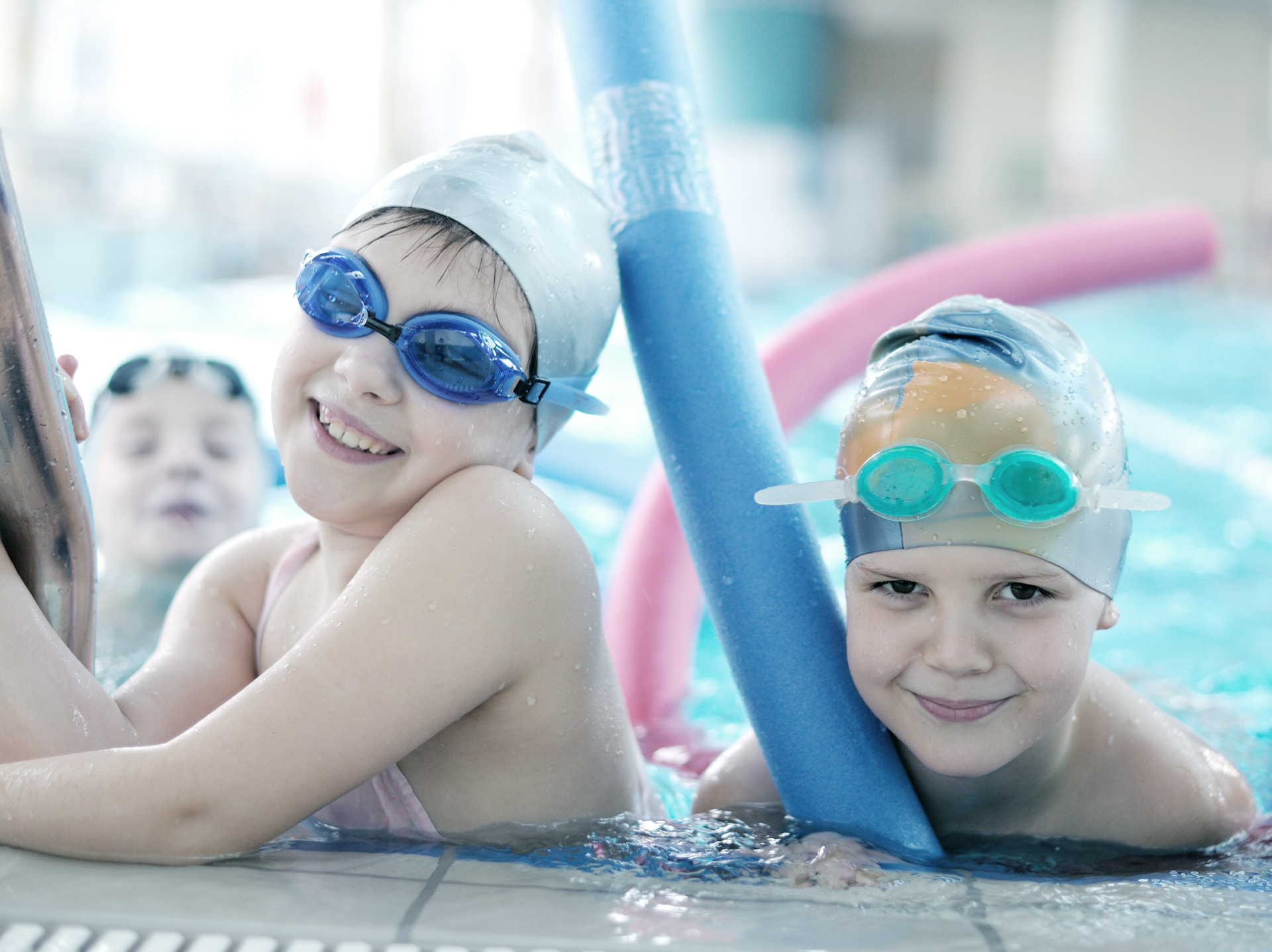 Nuoto baby è un corso di ambientamento in acqua per bambini progettato per introdurre i bambini piccoli all’acqua in modo sicuro e divertente